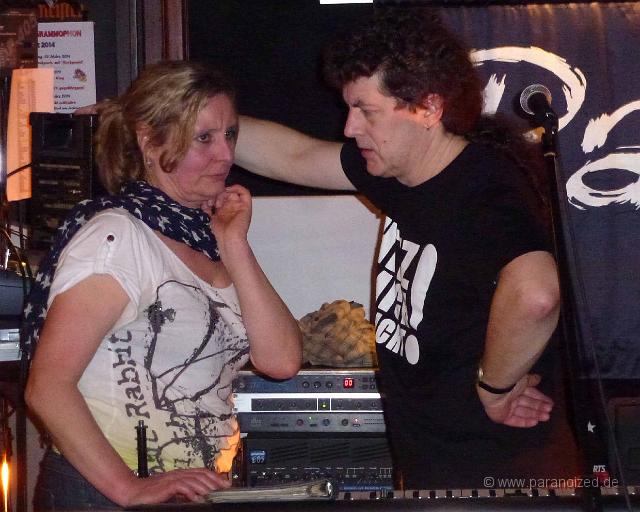 2014 Genial im Grammophon 067.jpg - Balzverhalten von Schlagzeugern am Keyboard? ;)